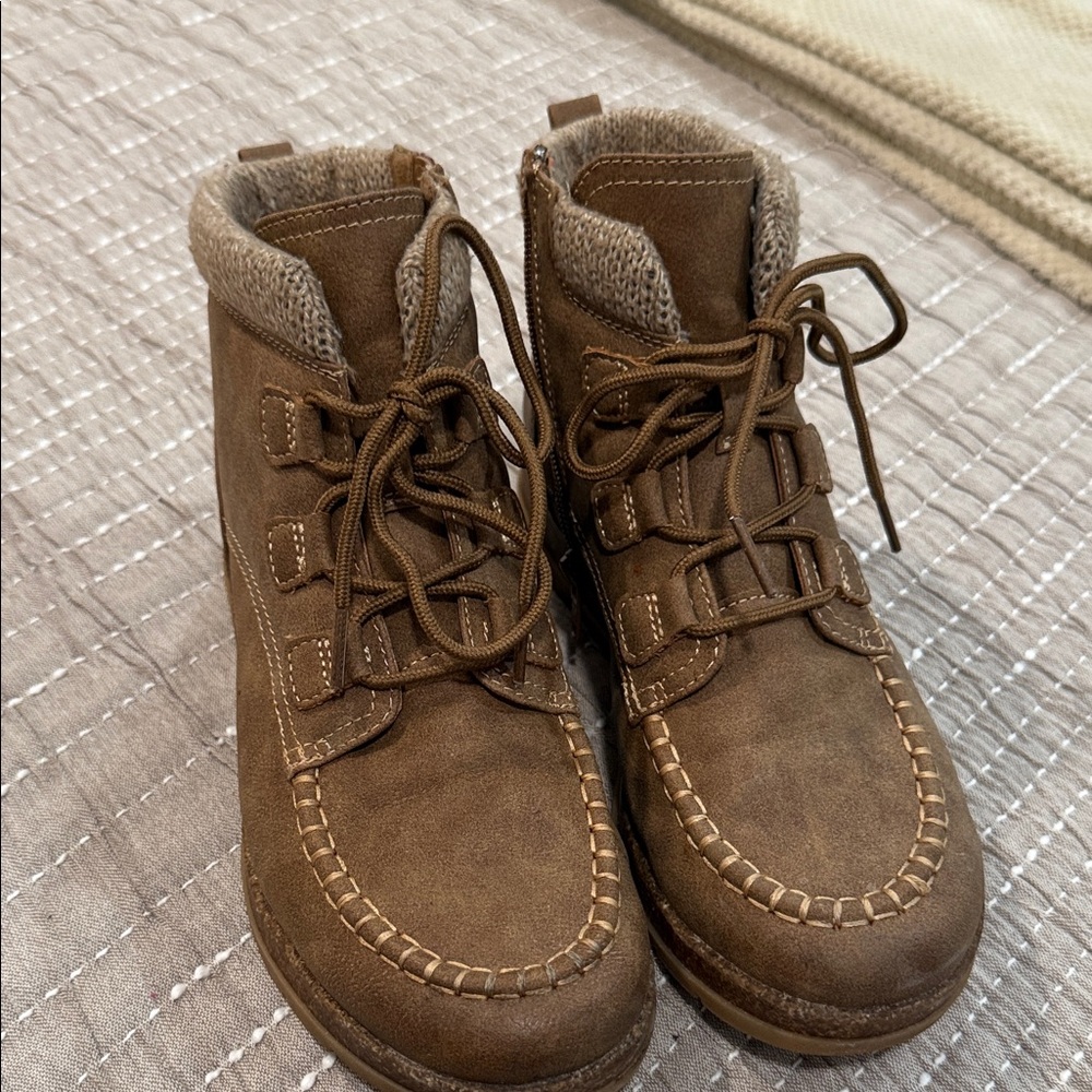 Brown Lace-Up Women’s Boots with Knit Collar